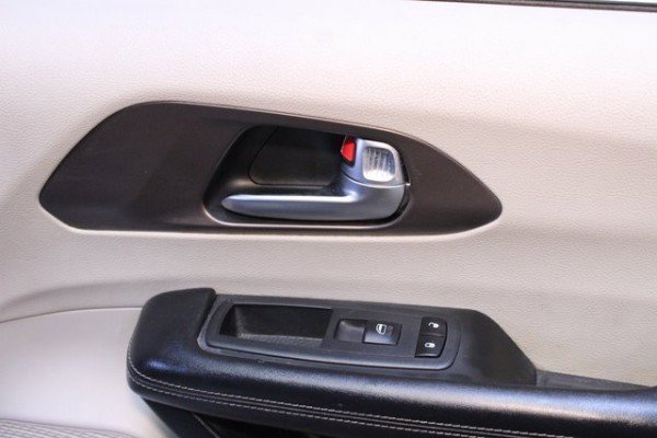 Used 2020 Chrysler Voyager Lxi image 9