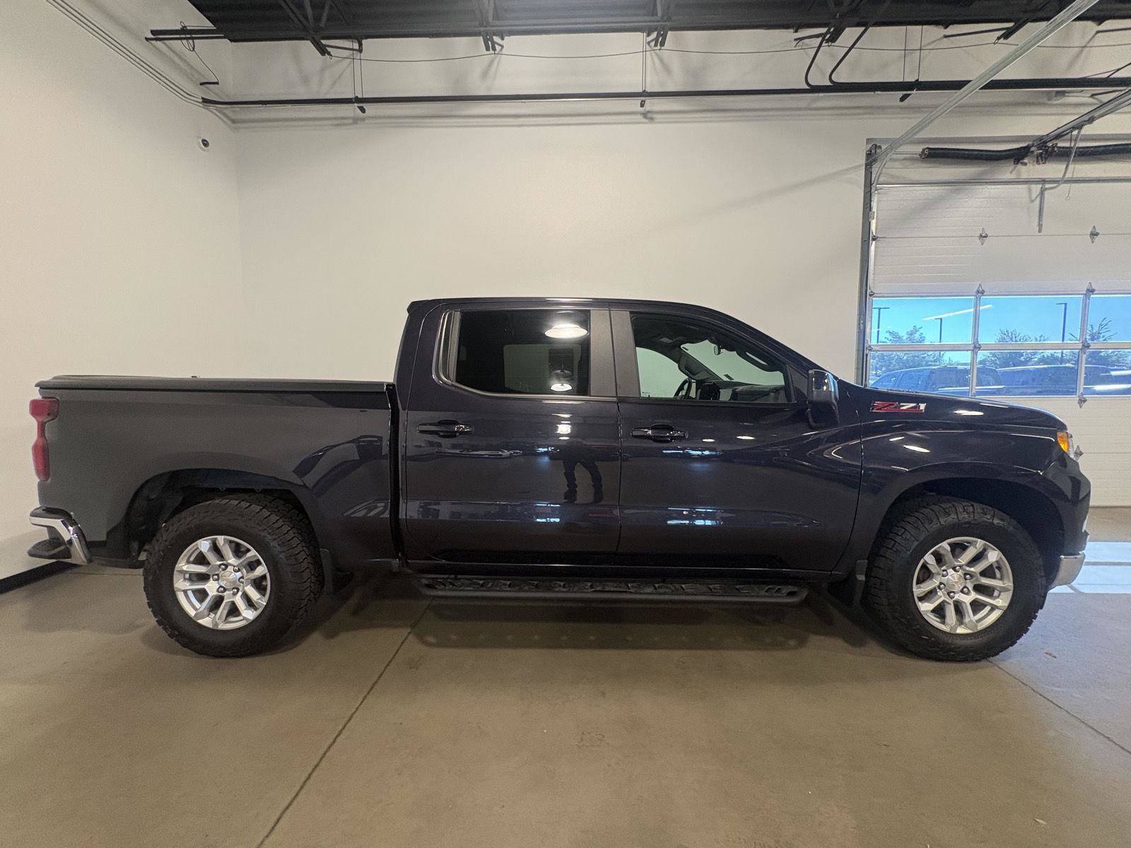 Used 2023 Chevrolet Silverado 1500 LT w/ Z71 Off-Road Package AWD/4WD image 2