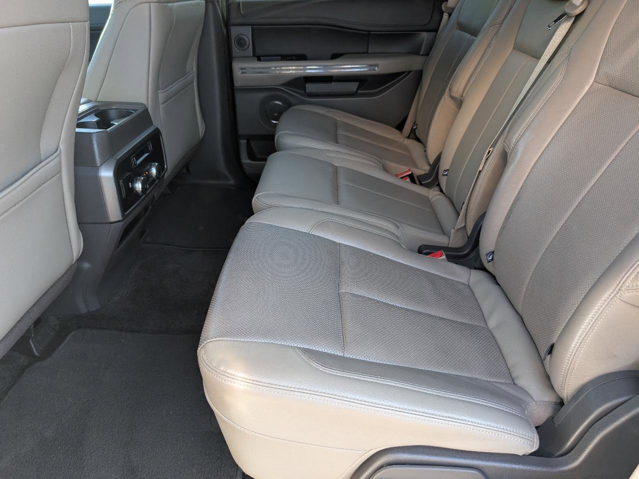 Used 2018 Ford Expedition XLT w/ Equipment Group 201A RWD image 9