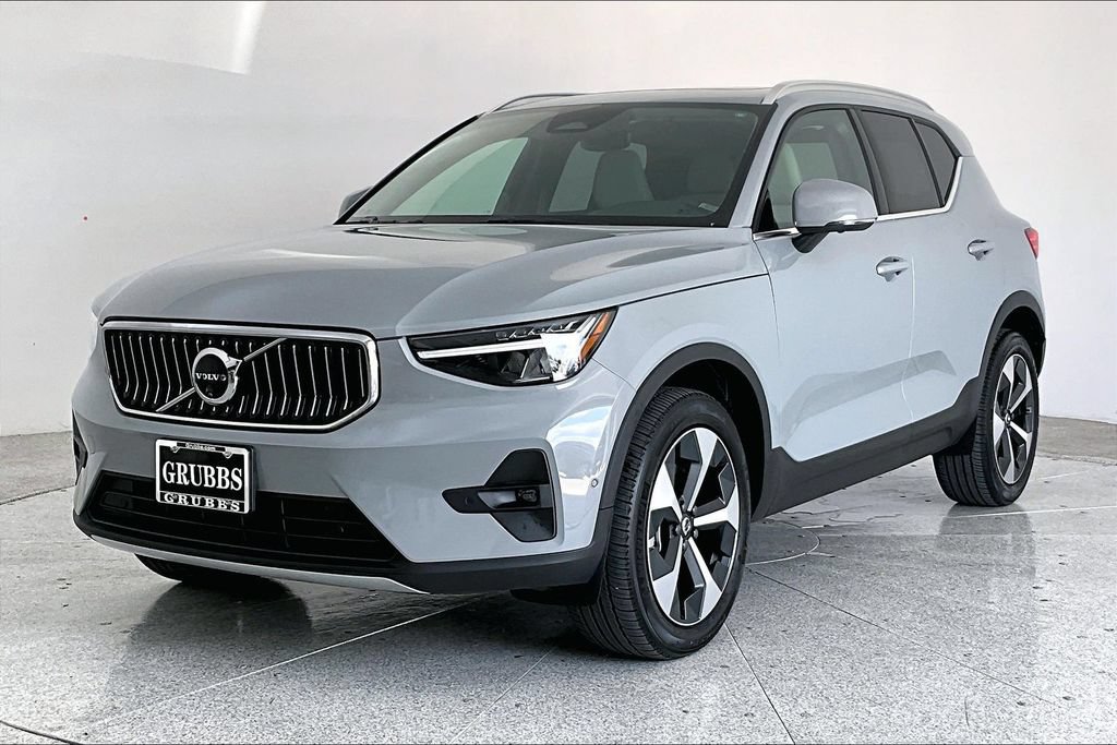 Used 2024 Volvo XC40 B5 Plus AWD/4WD image 14
