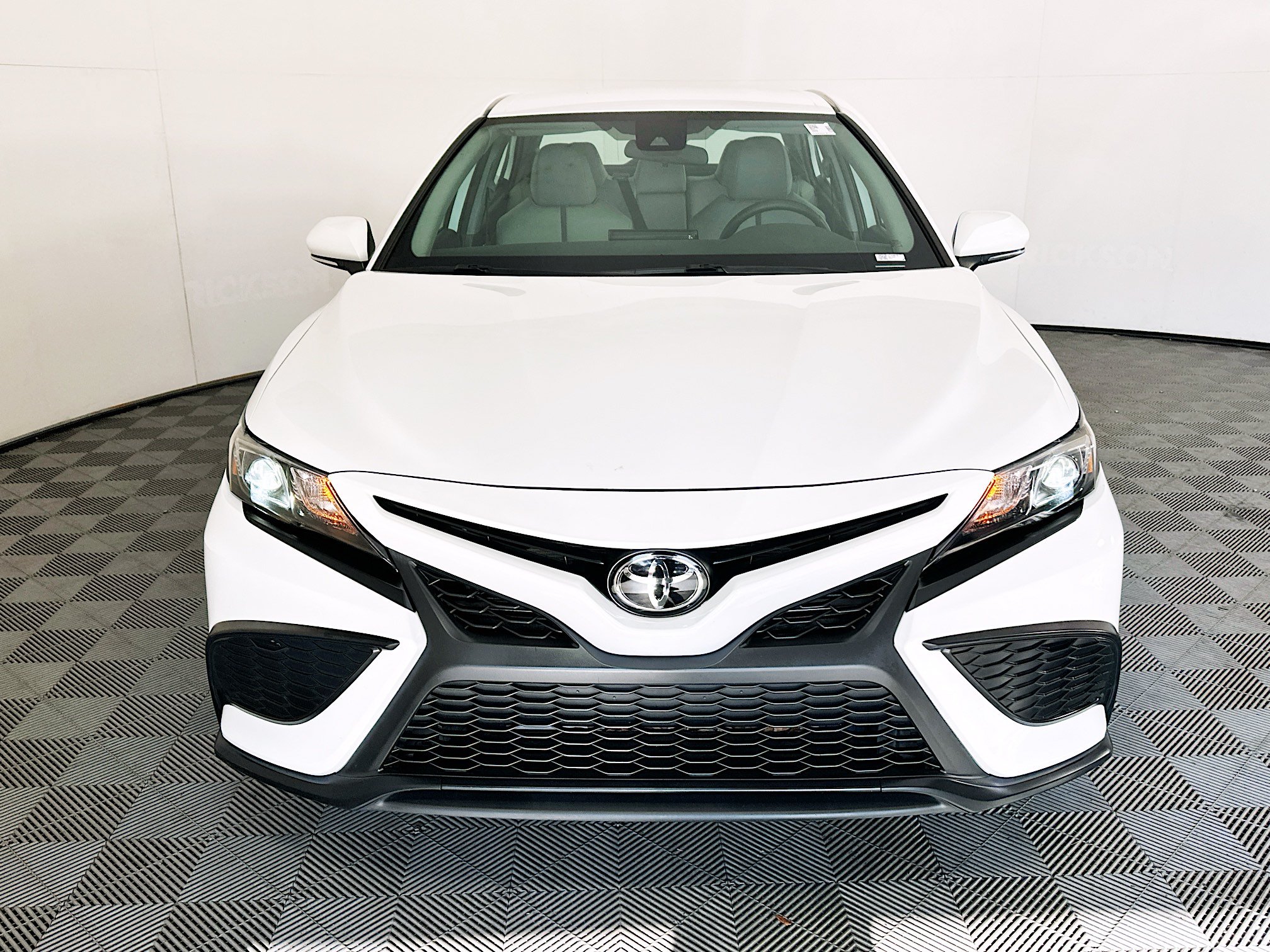 Used 2023 Toyota Camry SE FWD image 8