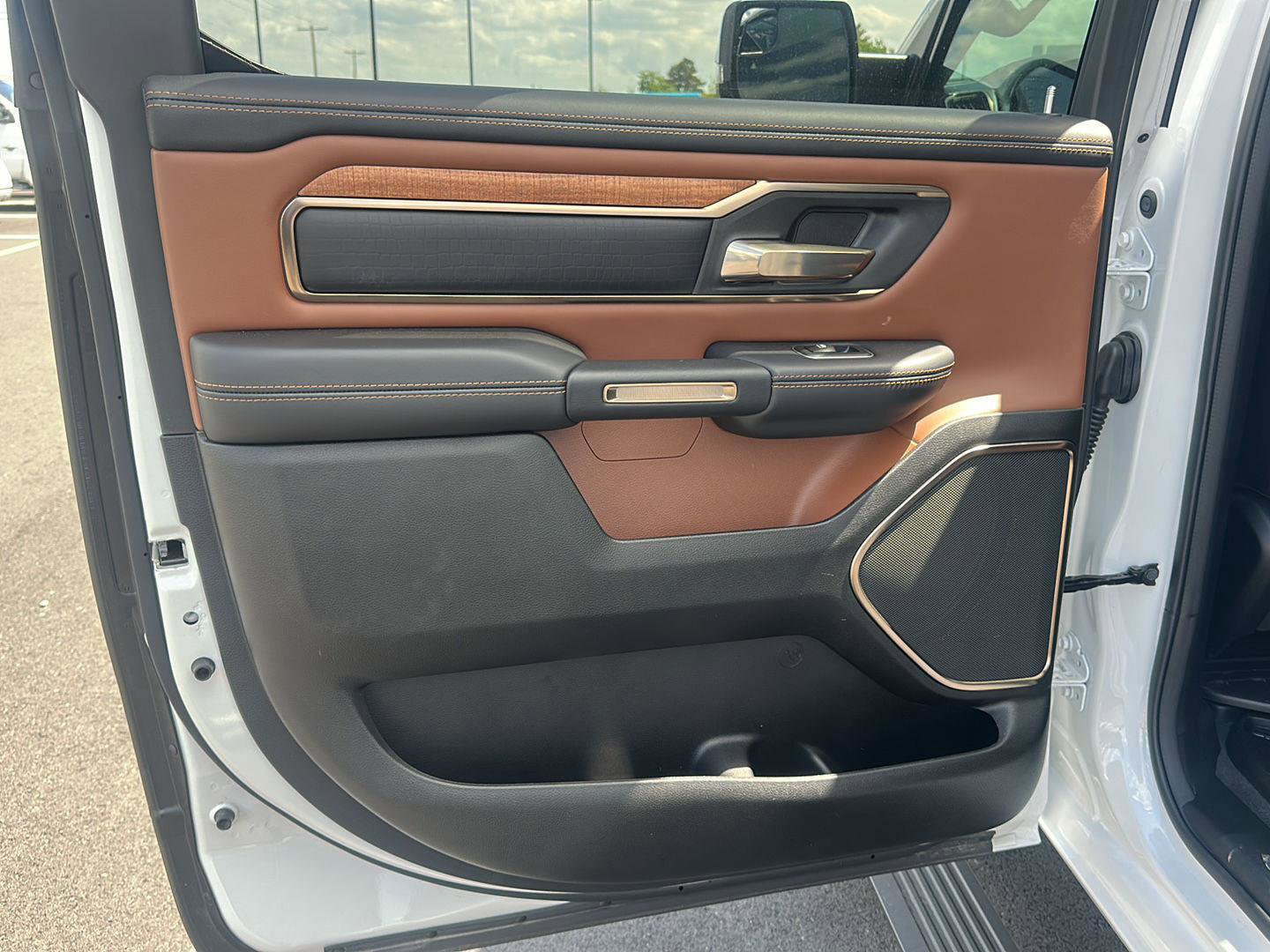 Used 2024 RAM 1500 Limited AWD/4WD image 11