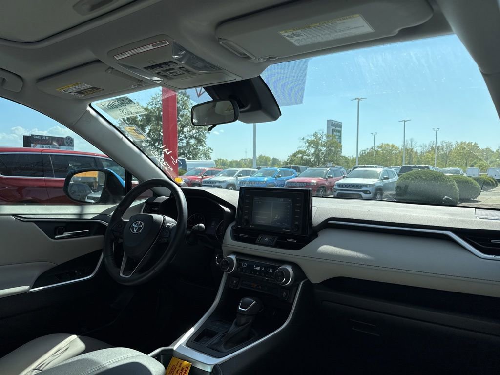 Used 2020 Toyota RAV4 XLE Premium image 28