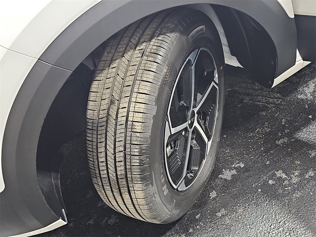 Used 2024 Kia Niro LX image 31