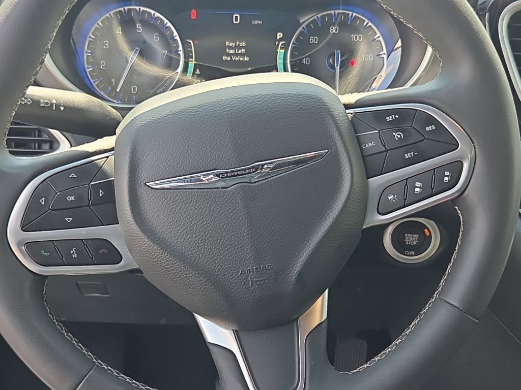 Used 2025 Chrysler Pacifica Select FWD image 32
