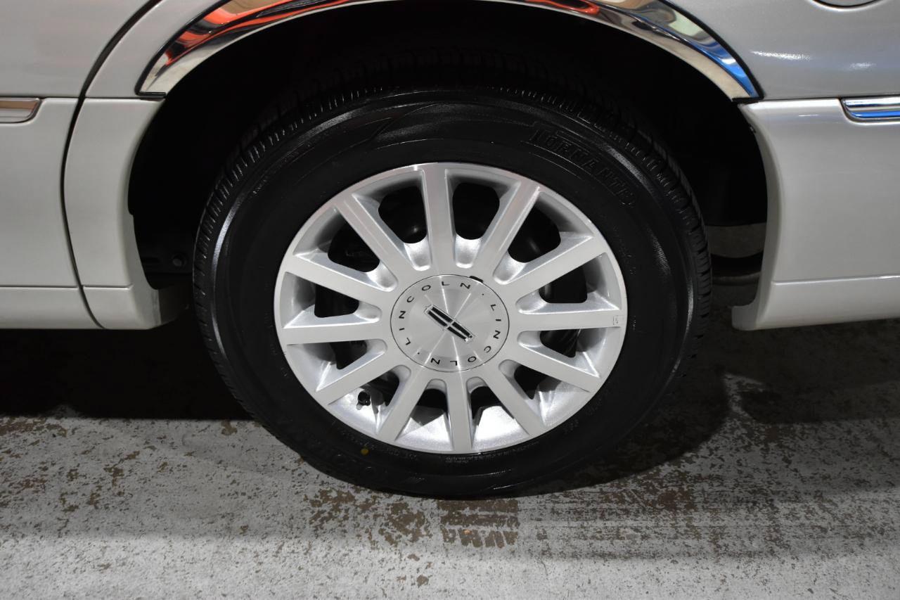 Used 2006 Lincoln Town Car Signature RWD image 42