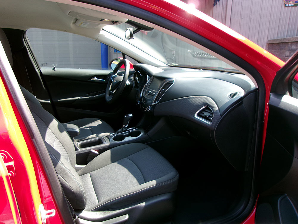 Used 2018 Chevrolet Cruze LT w/ Convenience Package image 9