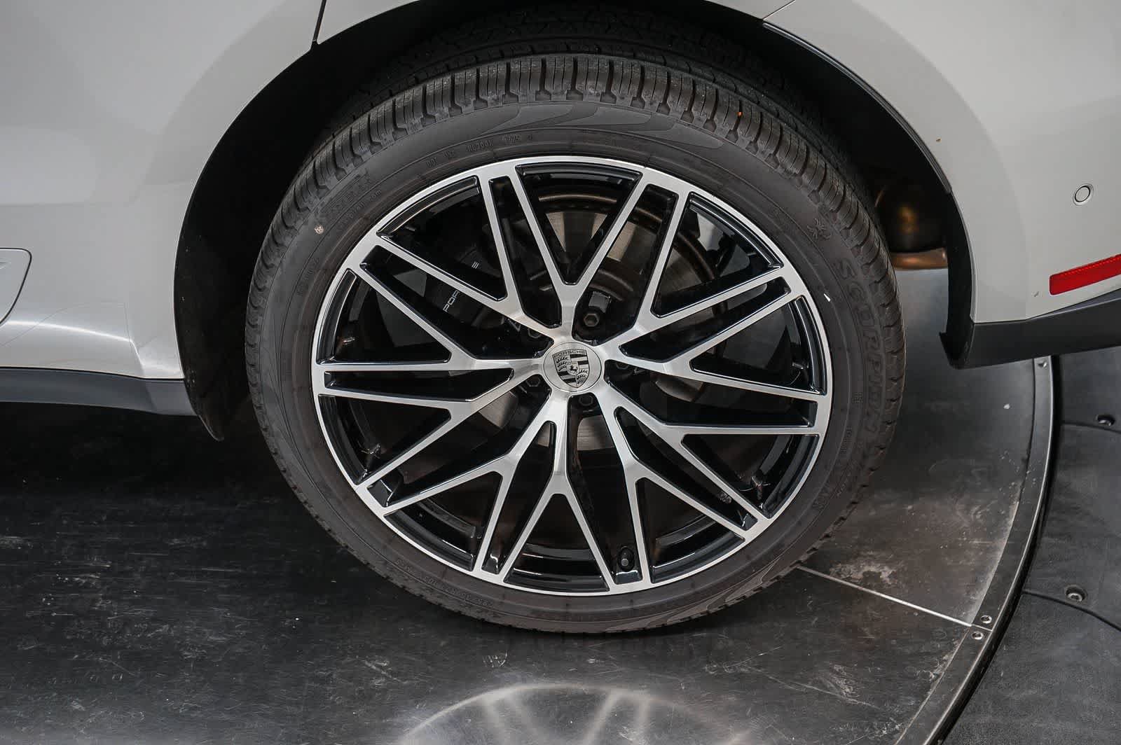 Certified 2026 Porsche Macan AWD/4WD image 13