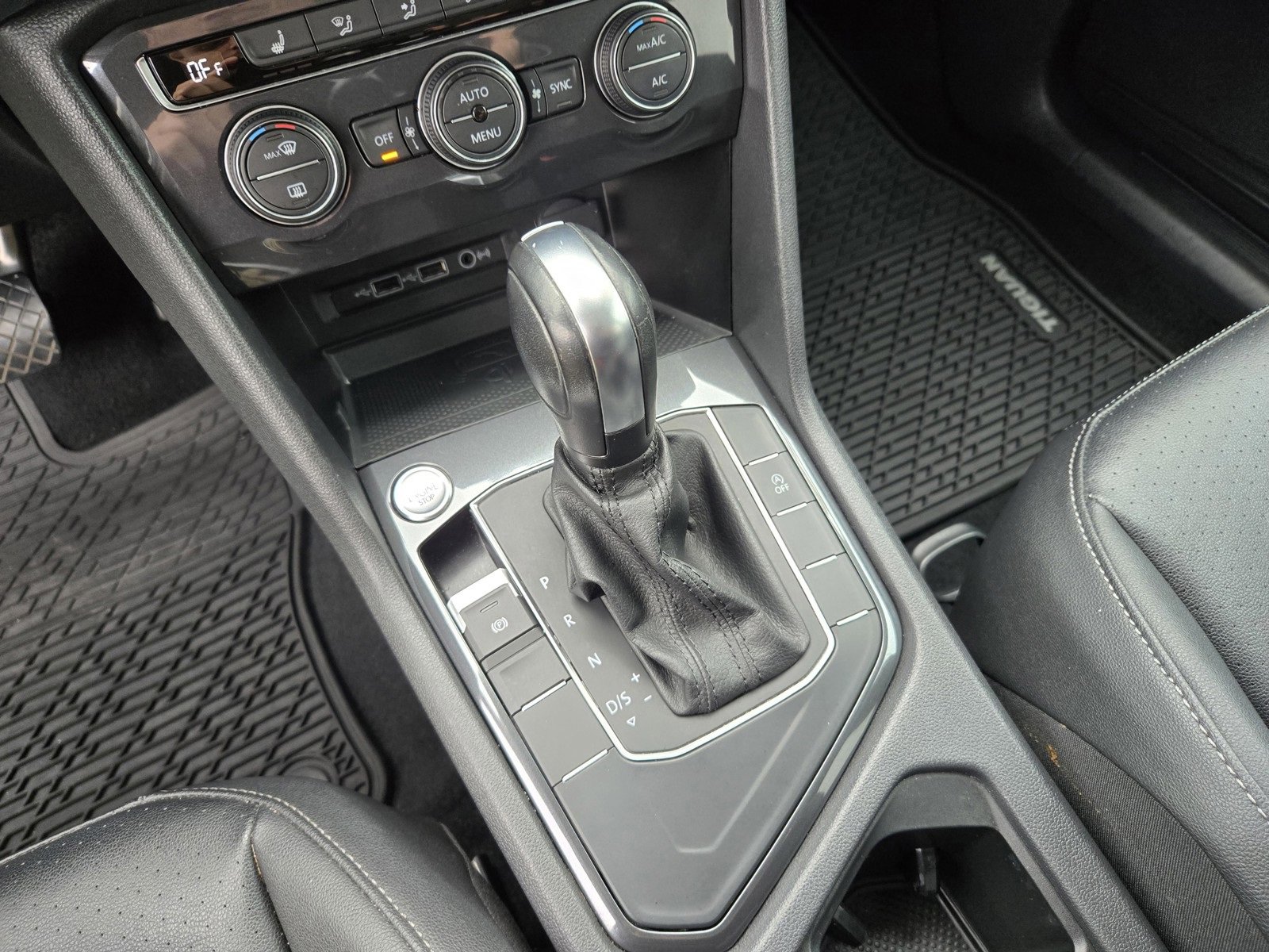 Used 2020 Volkswagen Tiguan SE w/ Panoramic Sunroof Package image 17