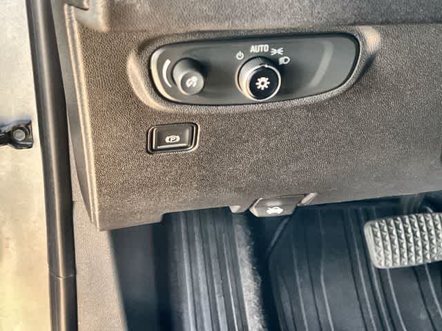 Used 2020 GMC Terrain SLE w/ Driver Convenience Package FWD image 29
