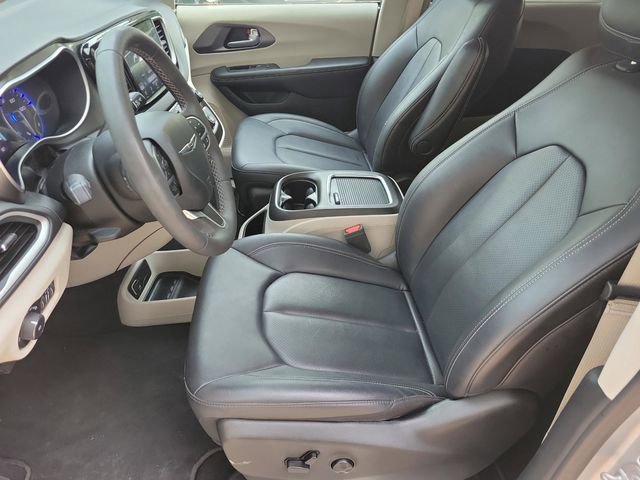Used 2024 Chrysler Pacifica Touring-L image 9