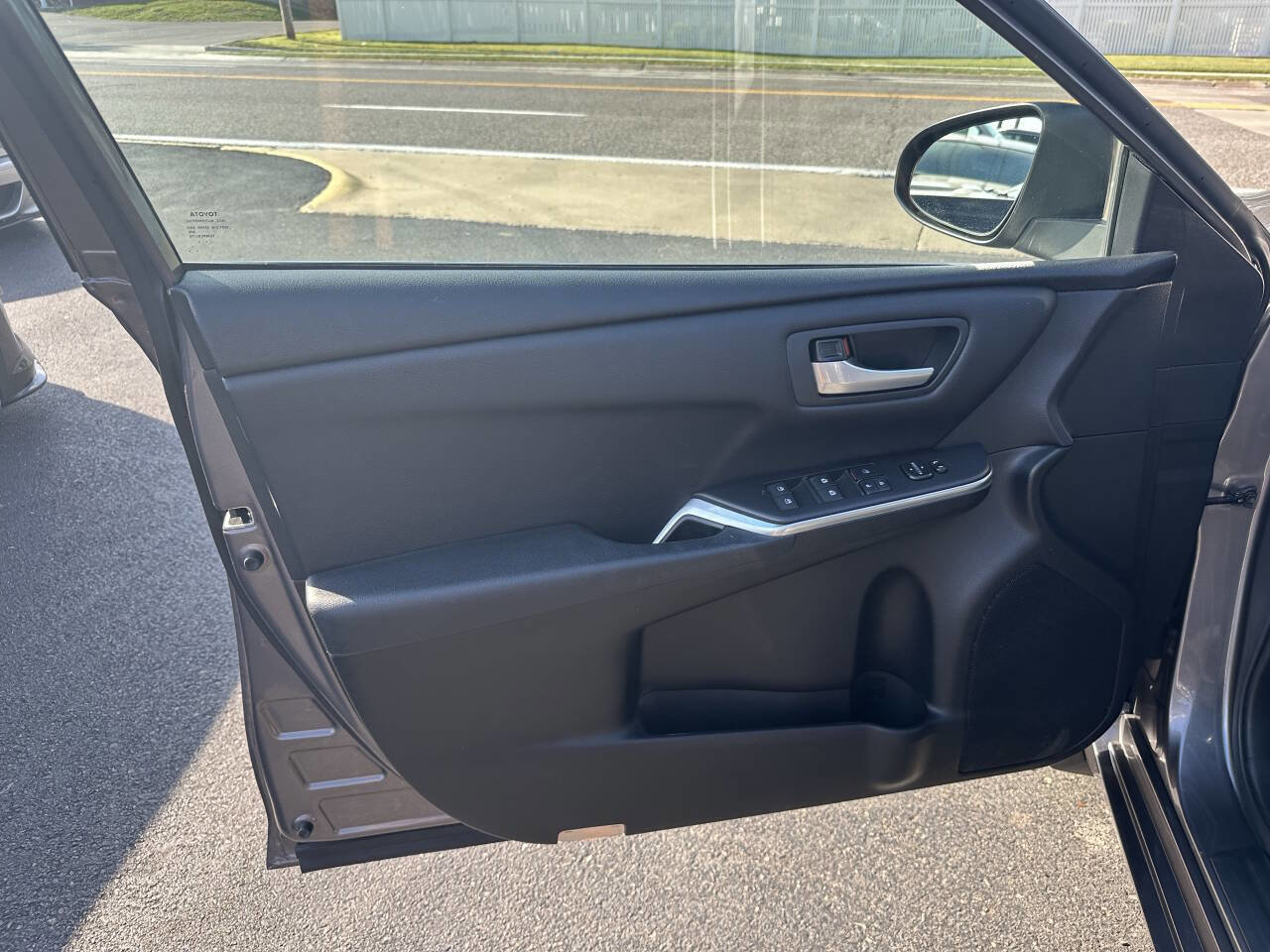 Used 2017 Toyota Camry SE image 19