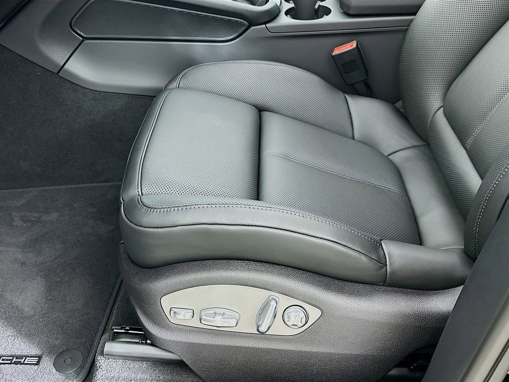 Certified 2026 Porsche Macan AWD/4WD image 22