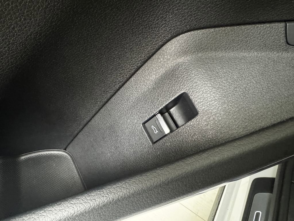 Used 2019 Audi e-tron Premium Plus image 27