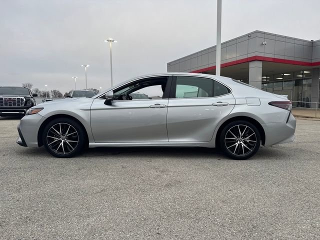Used 2023 Toyota Camry SE image 2