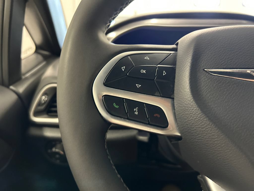 Used 2025 Chrysler Pacifica Select FWD image 19