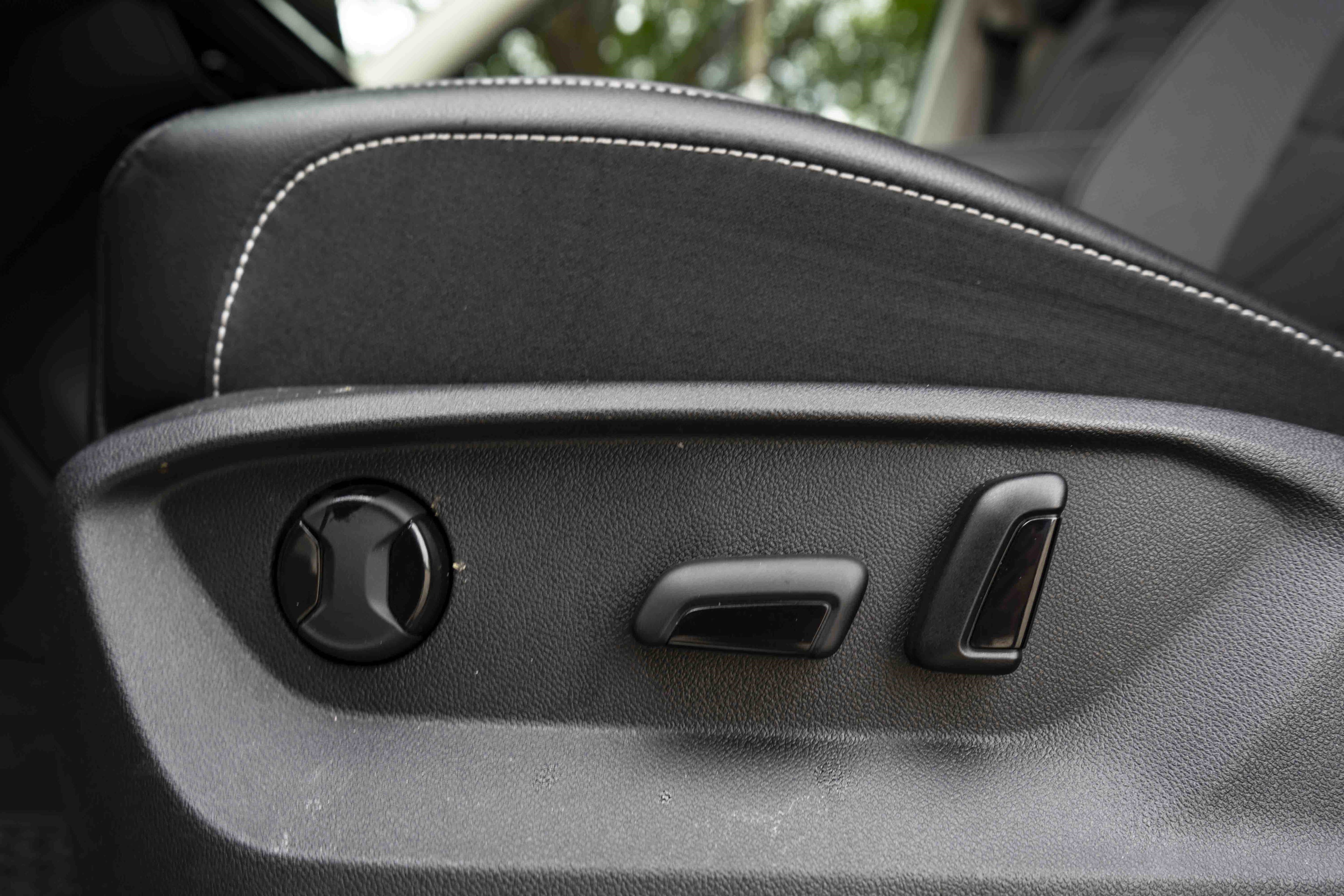 Used 2024 Volkswagen Atlas SE w/ Black Wheel Package FWD image 41