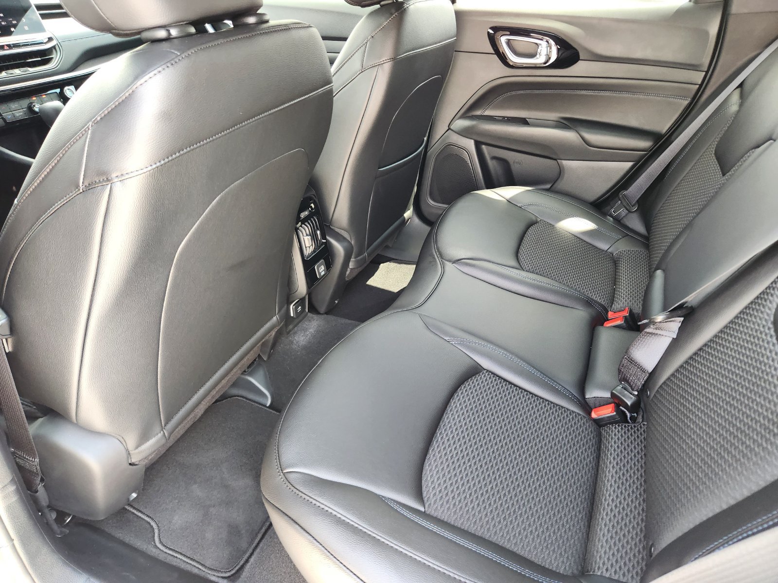 New 2026 Jeep Compass Latitude AWD/4WD image 24