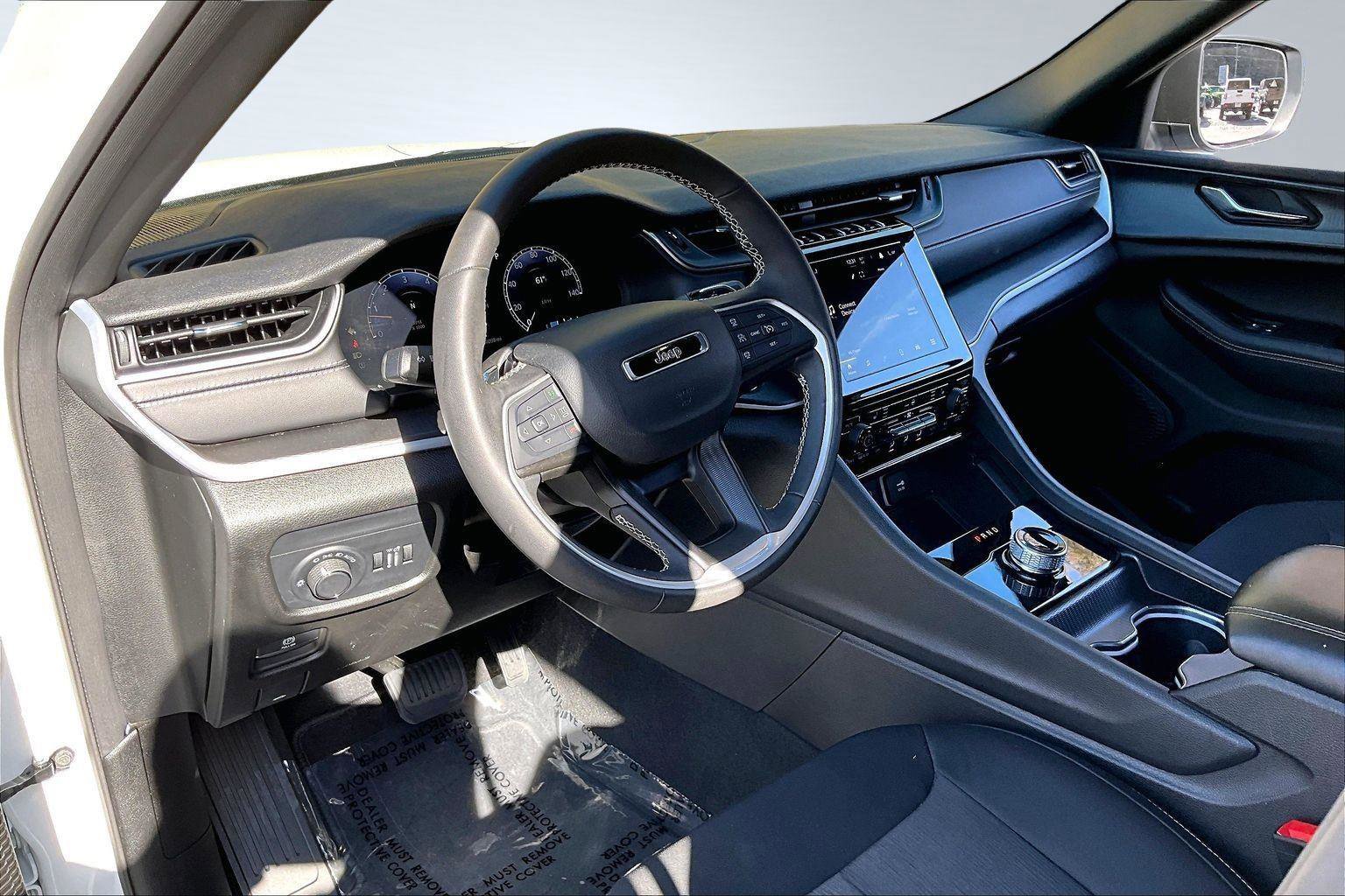 Certified 2025 Jeep Grand Cherokee Laredo w/ Luxury Tech Group I image 15