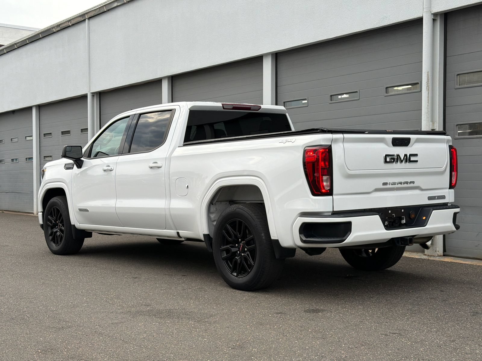 Used 2022 GMC Sierra 1500 Elevation w/ LPO, Elevation Black Package AWD/4WD image 9