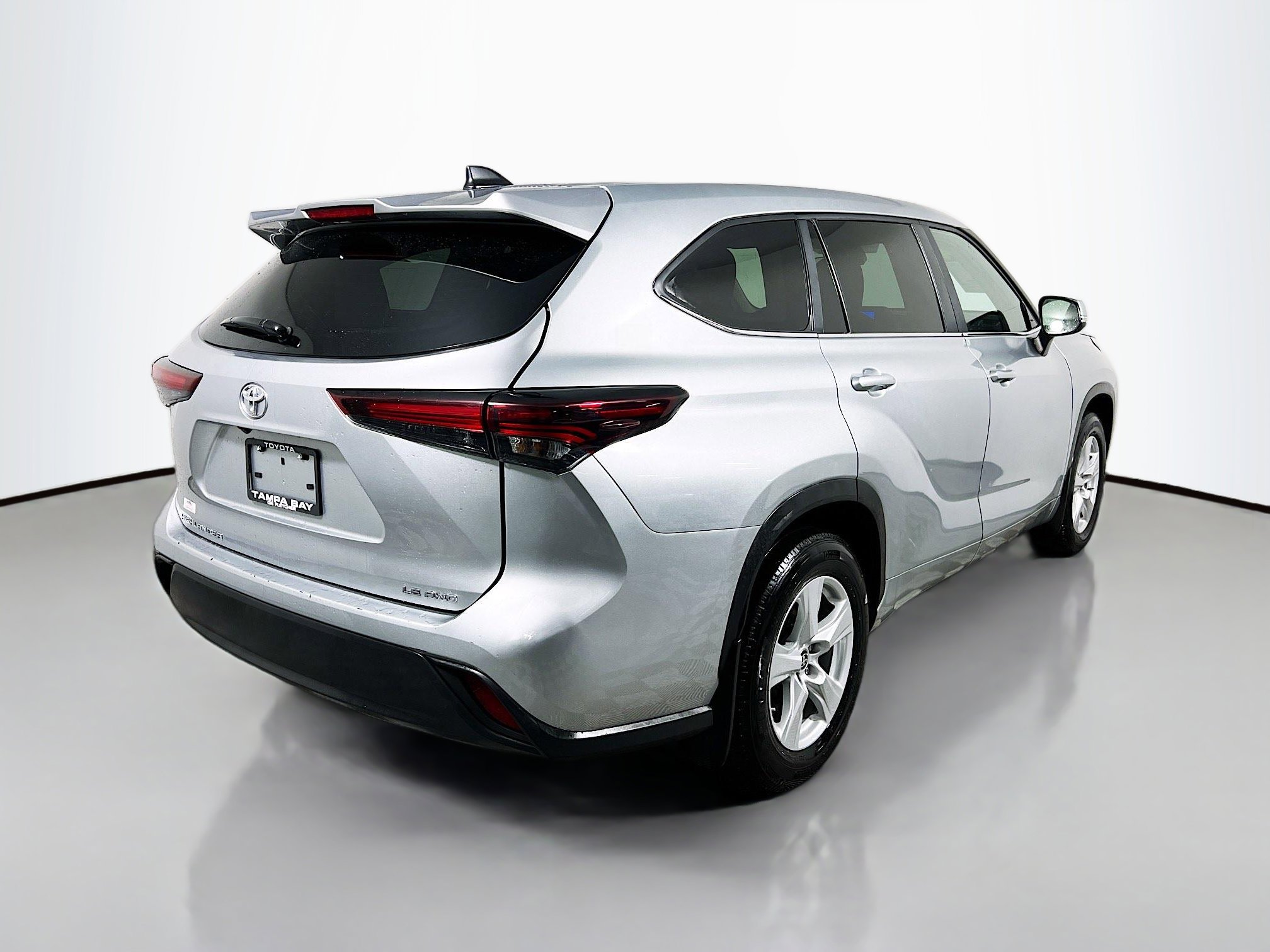 Used 2024 Toyota Highlander LE AWD/4WD image 4