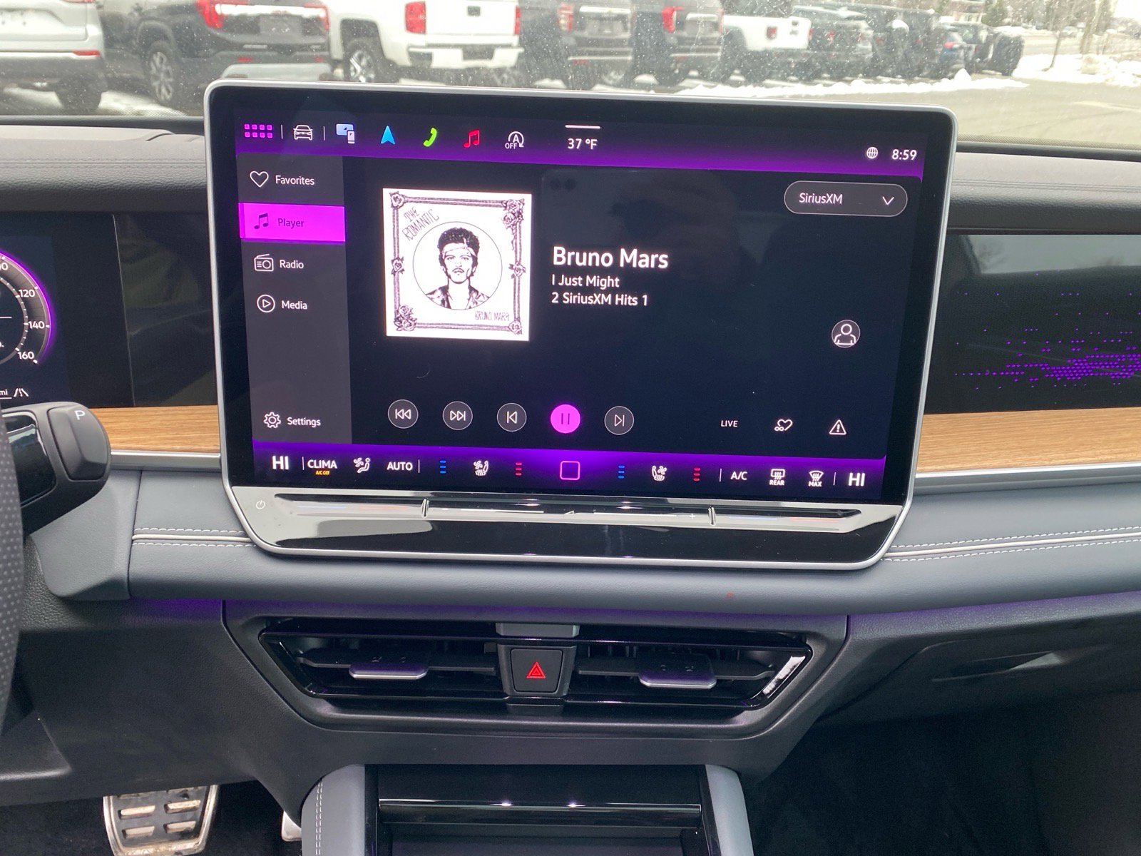 Used 2025 Volkswagen Tiguan SEL R-Line image 11