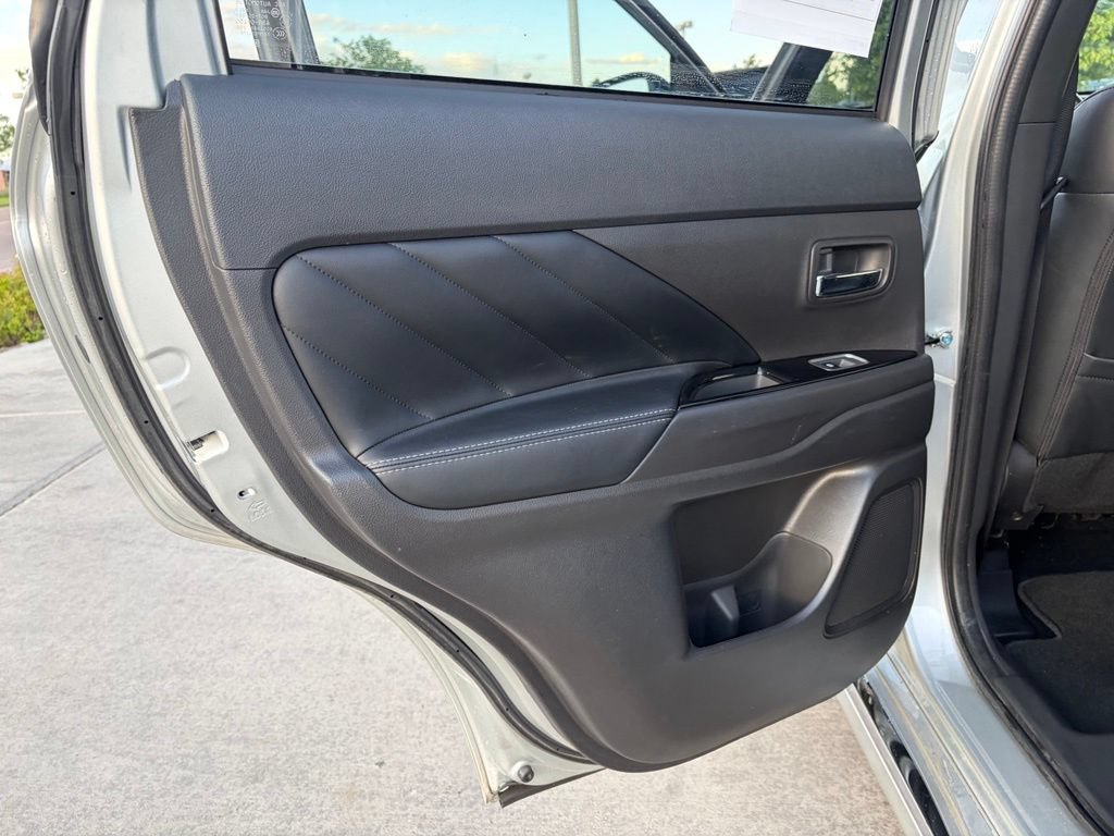 Used 2021 Mitsubishi Outlander 4WD Plug-In Hybrid image 16