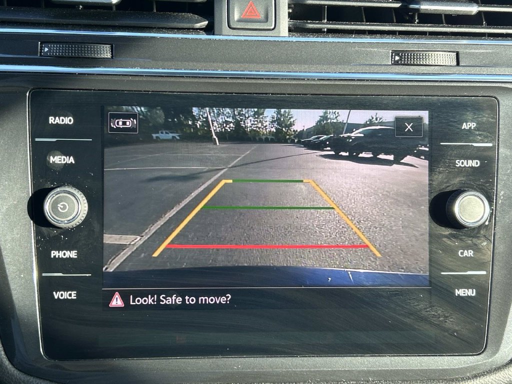 Used 2022 Volkswagen Tiguan SE AWD/4WD image 40