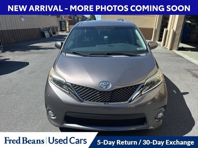 Used 2016 Toyota Sienna SE Premium w/ Four Season Floor Mat Package FWD image 3