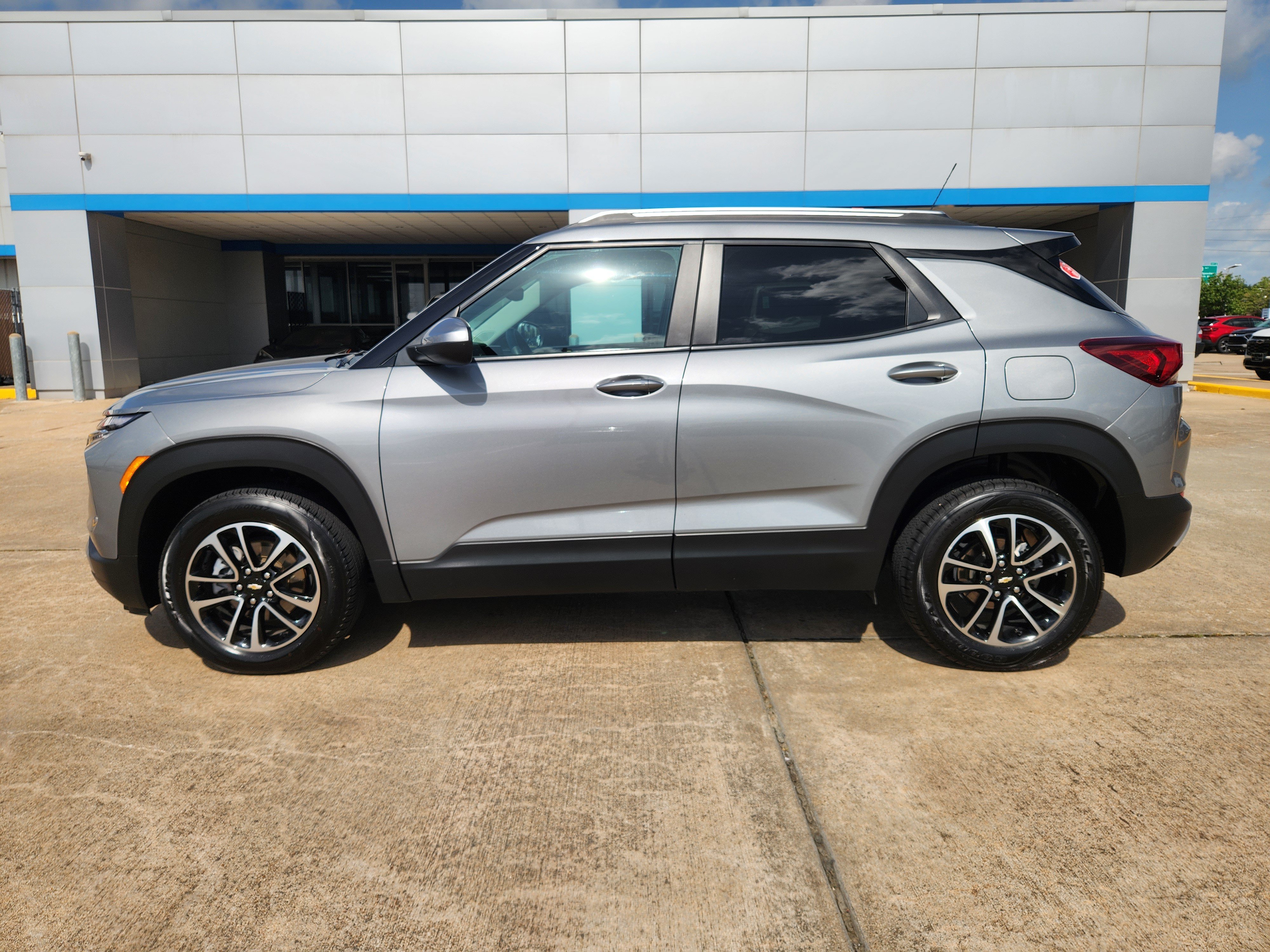 Used 2025 Chevrolet TrailBlazer LT AWD/4WD image 5