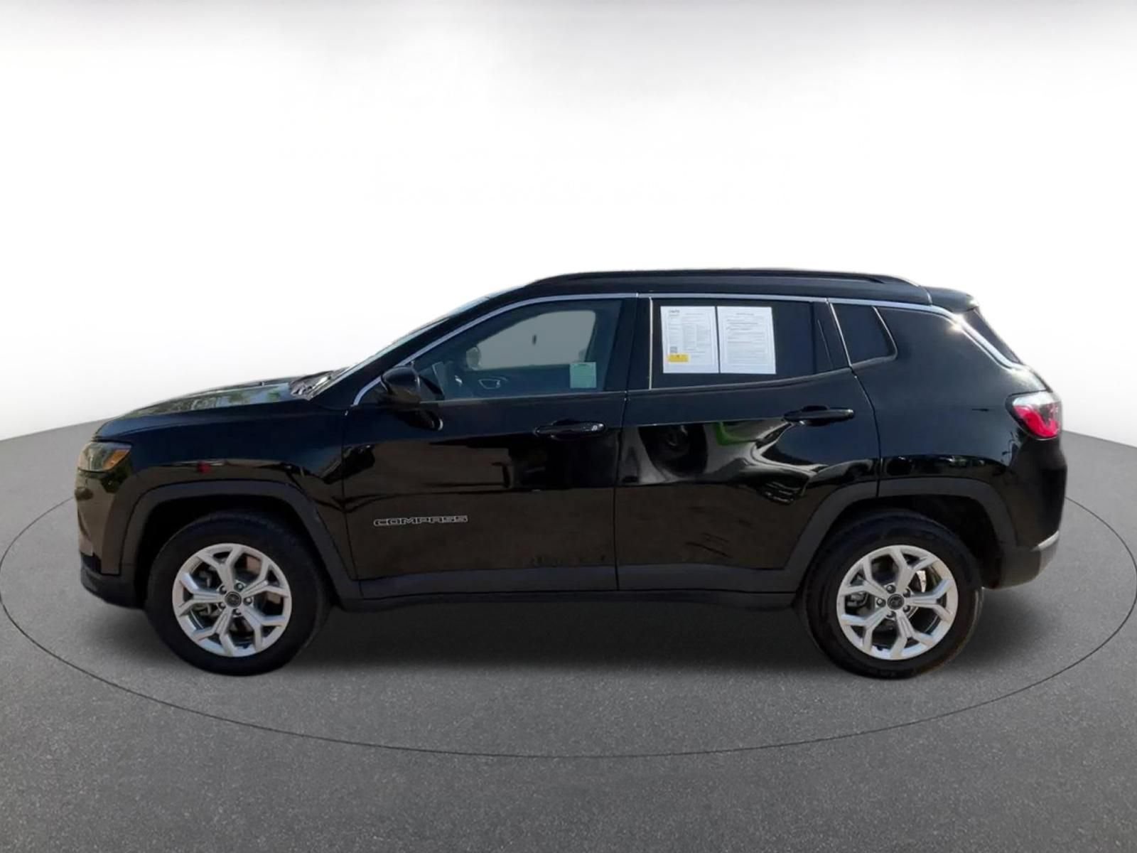 Used 2025 Jeep Compass Latitude AWD/4WD image 9