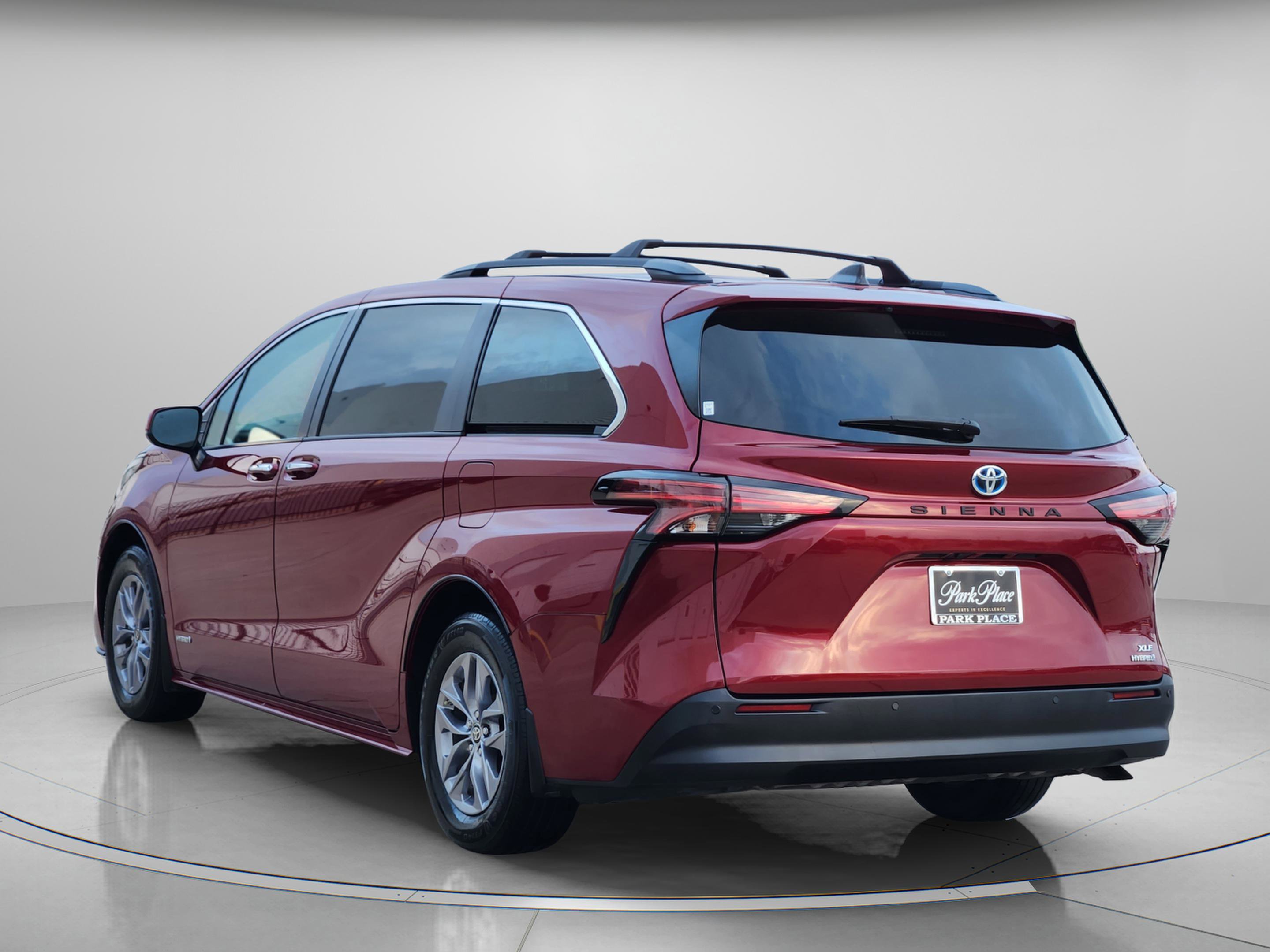 Used 2021 Toyota Sienna XLE FWD image 3