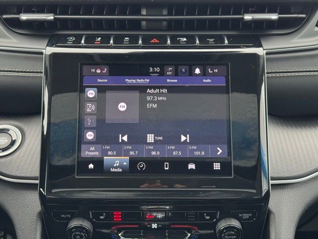 Used 2023 Jeep Grand Cherokee Laredo image 3