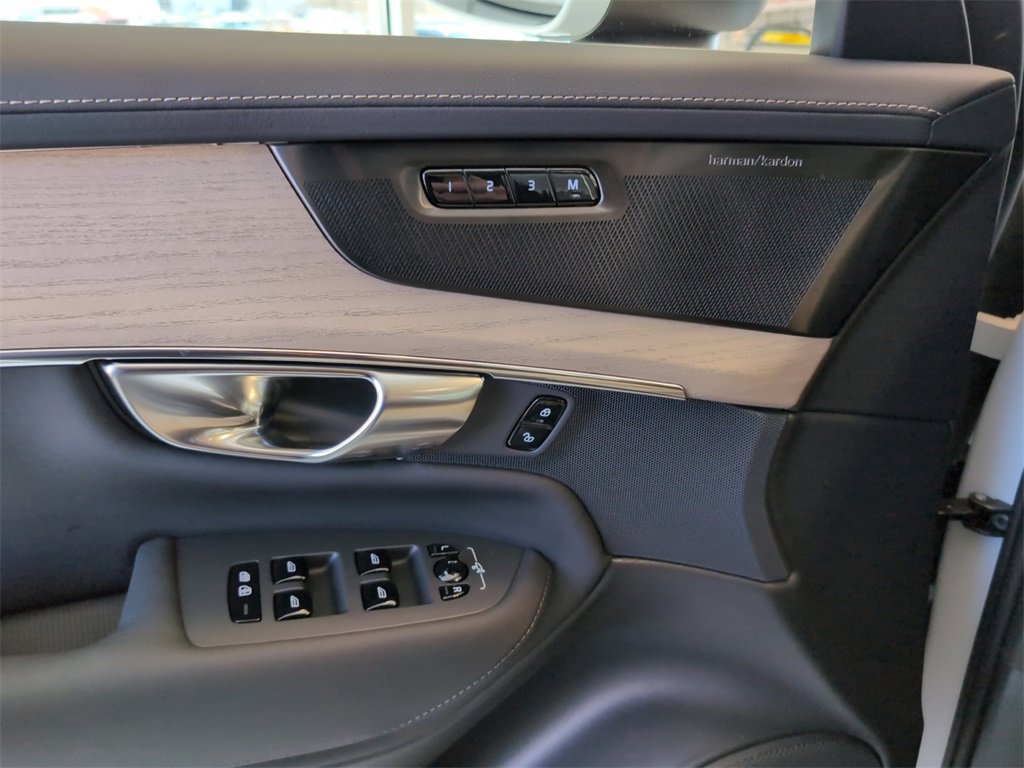 New 2025 Volvo XC90 T8 Plus w/ Protection Package Premier image 20