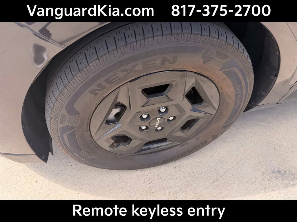 Certified 2025 Kia Carnival image 8