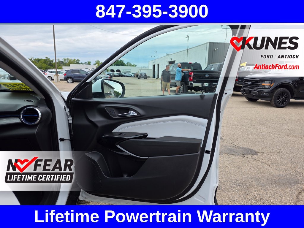 Used 2025 Chevrolet Trax LT FWD image 32