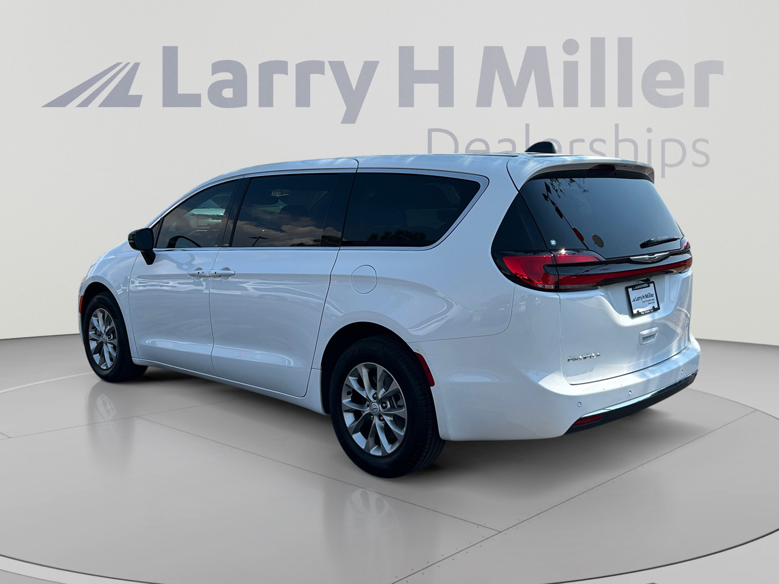 Used 2026 Chrysler Pacifica Select AWD/4WD image 3