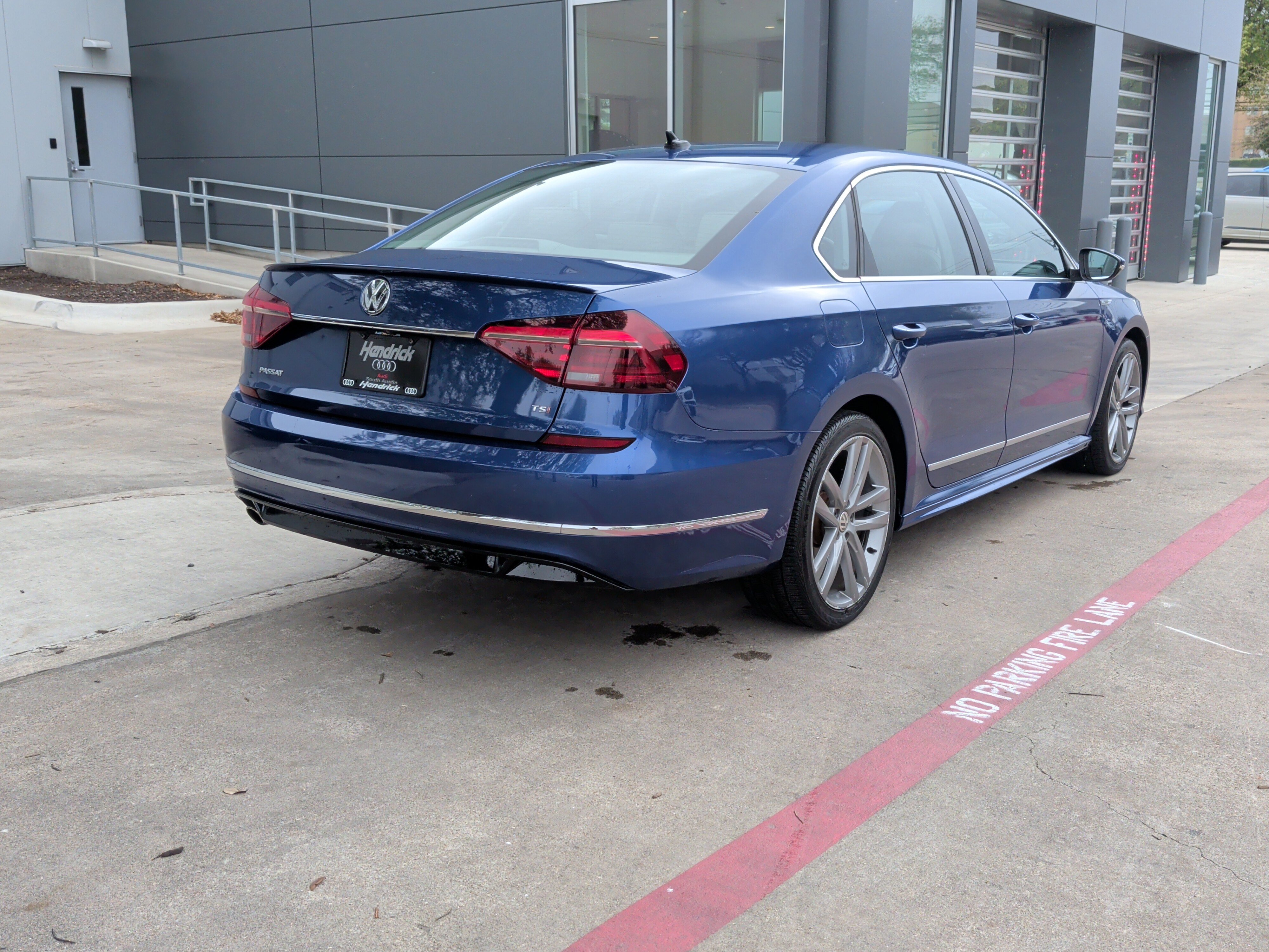 Used 2017 Volkswagen Passat 1.8T R-Line w/ R-Line Lighting Package image 10