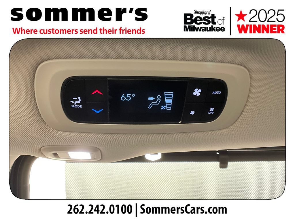 Used 2018 Chrysler Pacifica Limited w/ Tire & Wheel Group FWD image 33