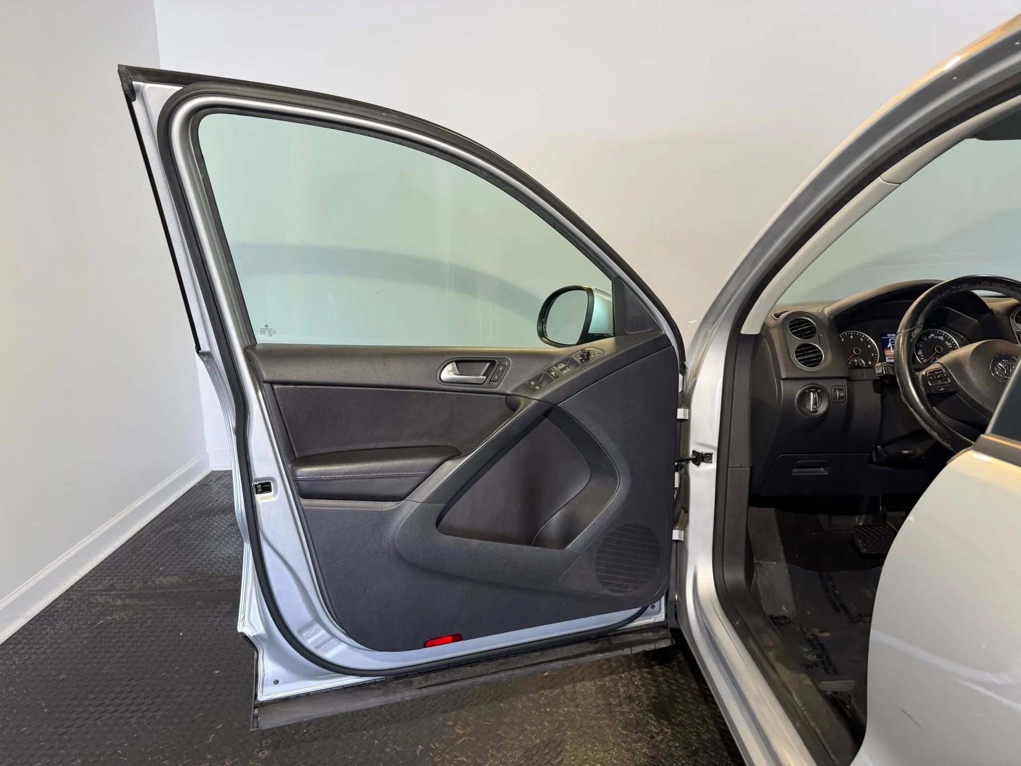 Used 2016 Volkswagen Tiguan S AWD/4WD image 7