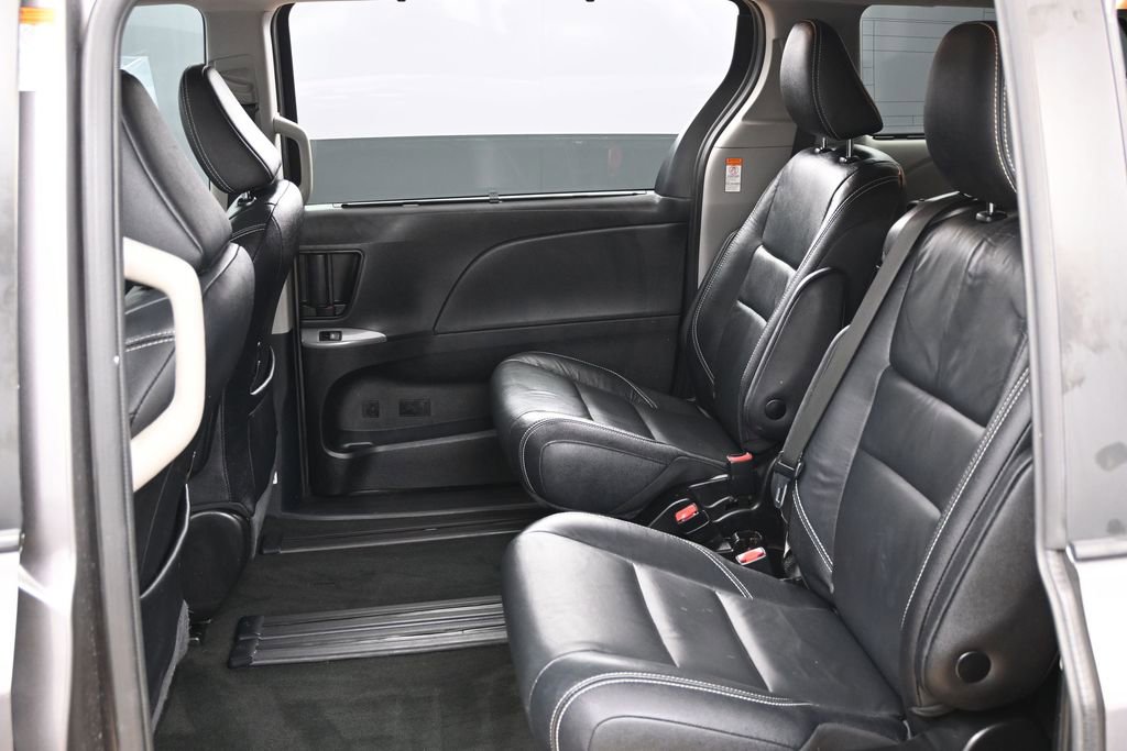 Used 2018 Toyota Sienna SE FWD image 32