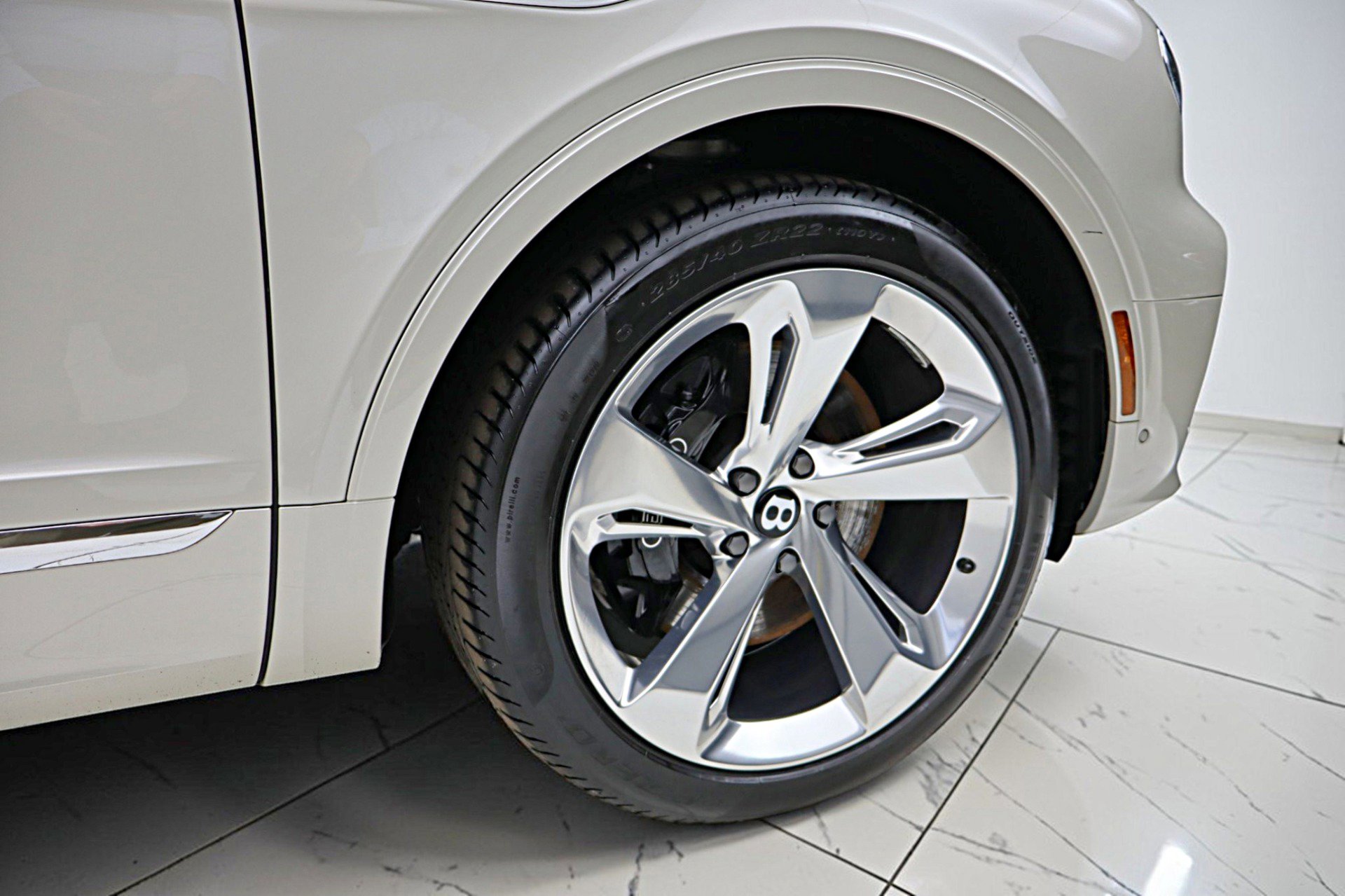 Used 2024 Bentley Bentayga Plug-In Hybrid image 12