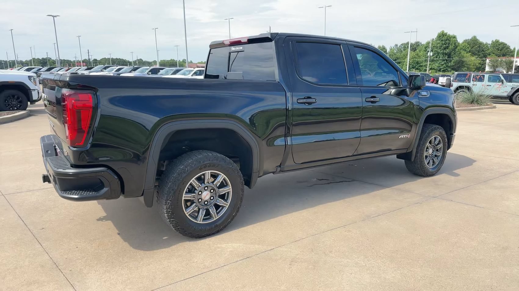 Used 2024 GMC Sierra 1500 AT4 w/ AT4 Preferred Package AWD/4WD image 9