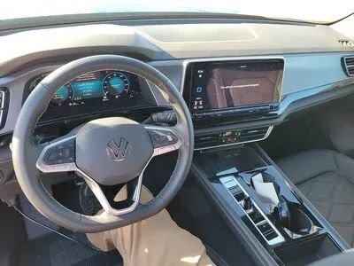 Used 2025 Volkswagen Atlas Cross Sport SE image 2