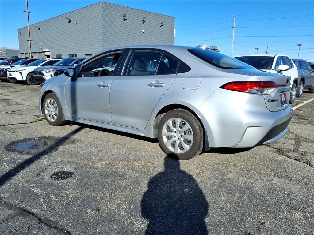 Used 2022 Toyota Corolla LE image 4