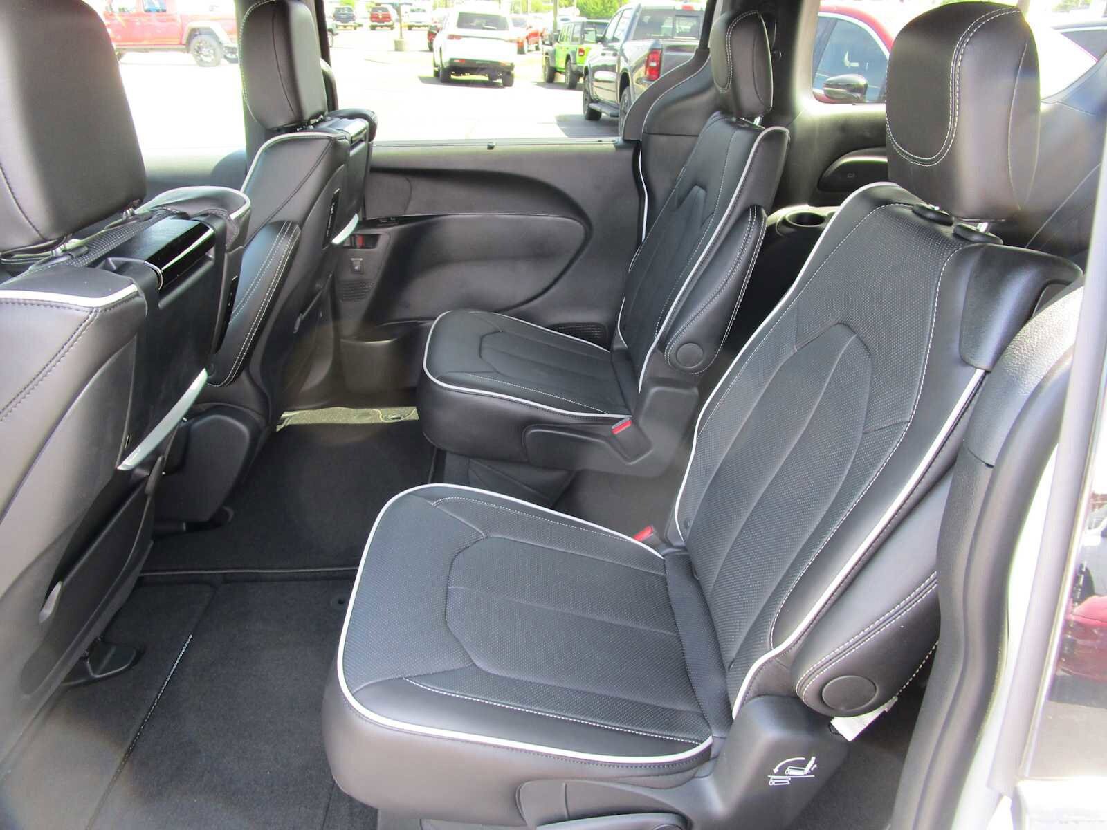 New 2026 Chrysler Pacifica Limited w/ Uconnect Theater Family Group image 23