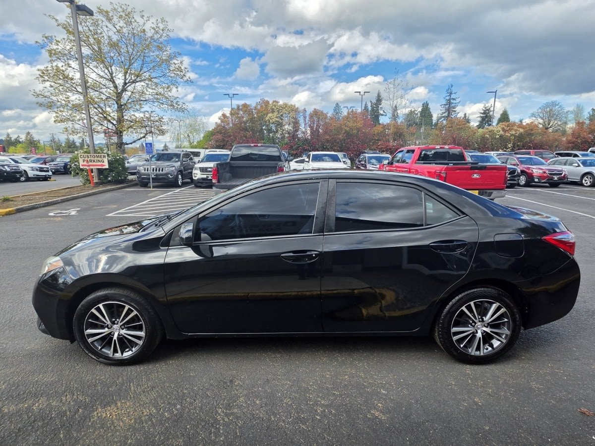 Used 2016 Toyota Corolla LE FWD image 3