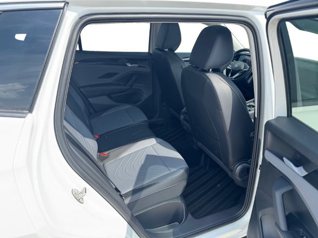 New 2026 Volkswagen Tiguan SE FWD image 12