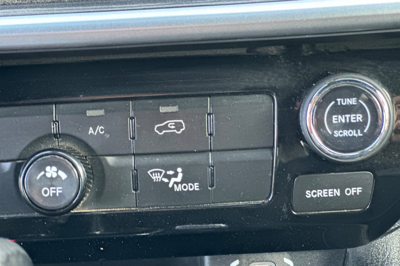 Used 2024 Jeep Compass Latitude image 29