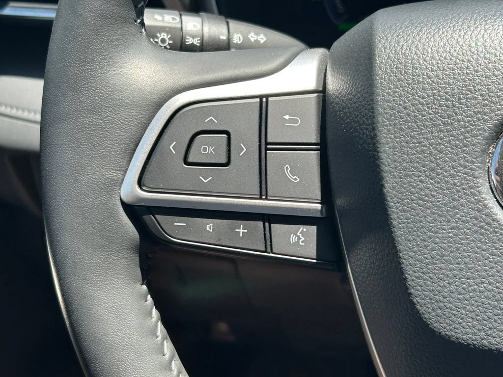 Used 2023 Toyota Highlander Platinum FWD image 44